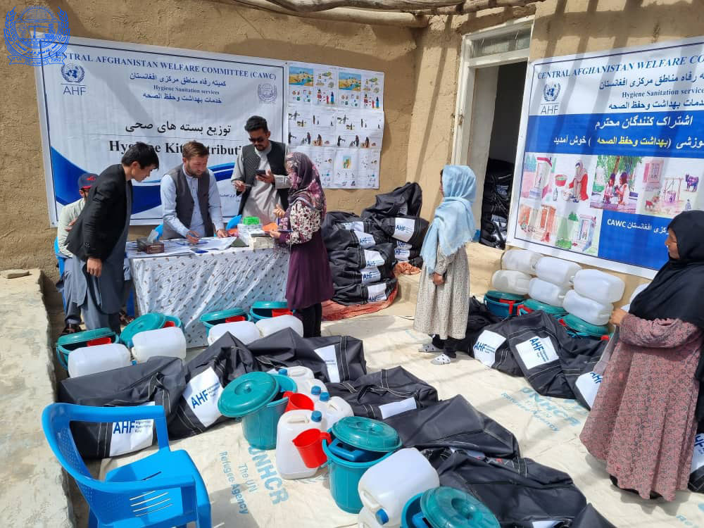 Benefeciries of AHF project receving hygiene kits in Daikondi province