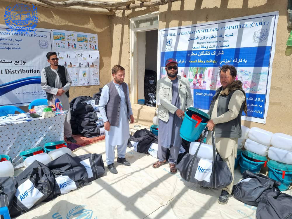 Benefeciries of AHF project receving hygiene kits in Daikondi province